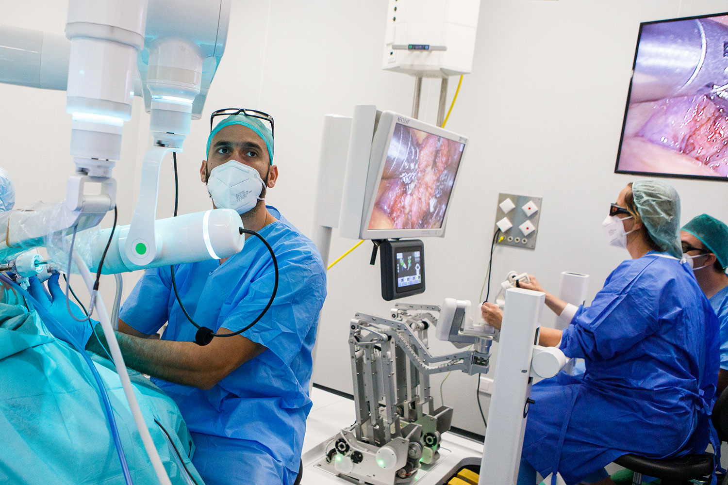 Dr Lluis Peri operando con el robot quirúrgico Bitrack