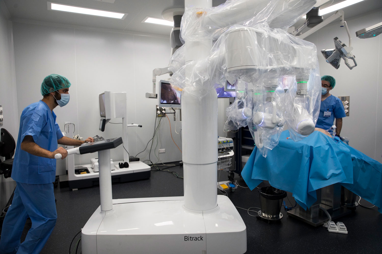 Bitrack surgical robot, easy transport